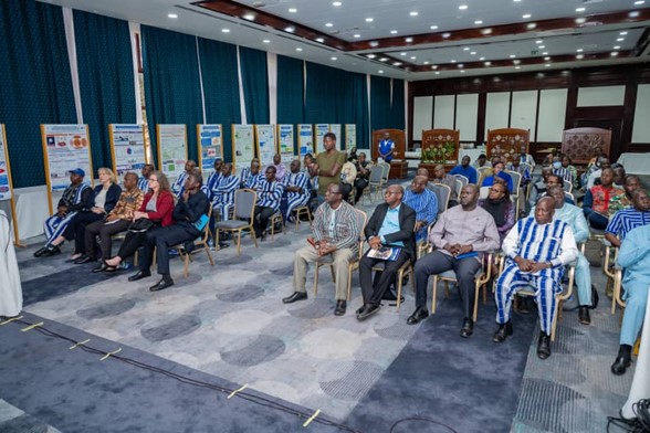 Vue des participants à la cérémonie de graduation, 29 novembre 2024