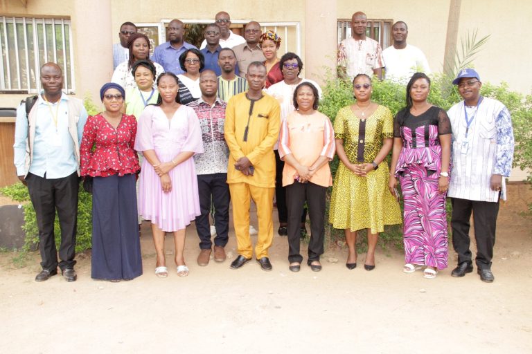 Photo de famille avec les participants à l’atelier de restitution