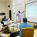 Photo 12: Nettoyage des bases fusionnées du projet de groupe ( Facteurs associés à la tuberculose à Gonboussougou) par les résidents de la cohorte 5 sous l’assistance des Mentors, atelier 4 cohorte 5, FETP intermédiaire, Burkina Faso, avril 2026