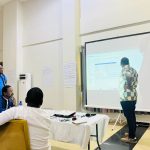 Photo 13: Vérification de la qualité des données de la base de données du projet de groupe des résidents de la Cohorte 5 à la salle Baobab du Grand hôtel du Boulkiemde, Koudougou dans la nuit du 16 Avril 2026