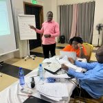 Photo 14: Vérification de la qualité des données de la base de données du projet de groupe des résidents de la Cohorte 5 à la salle Baobab du Grand hôtel du Boulkiemde, Koudougou dans la nuit du 16 Avril 2026