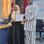 Photo 7 : Remise de certificat à une graduée par Camarade Ministre de la santé, Cérémonie de graduation cohorte 5 FETP intermédiaire, Burkina Faso, Juillet 2026